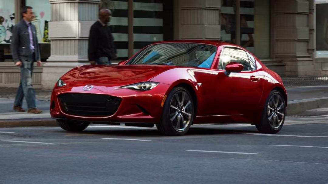 خودرو اسپرت مزدا MX-5 میاتا قرمز در حال حرکت در خیابان
