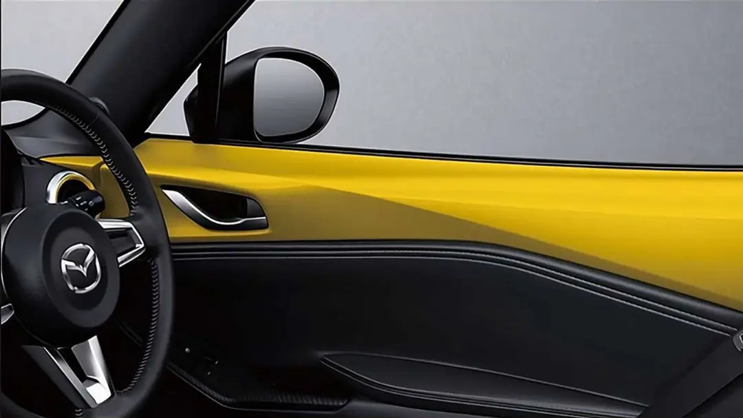 نسخه ویژه مزدا MX-5 زردرنگ داخل