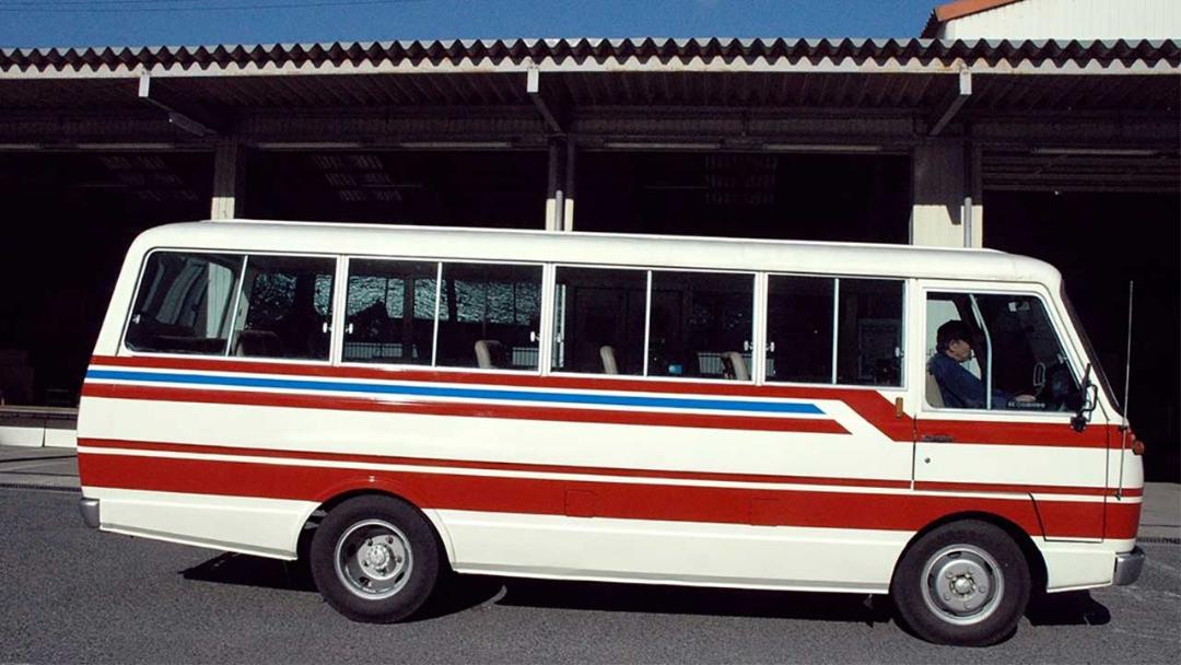 مینی بوس پارک وی روتاری مزدا
