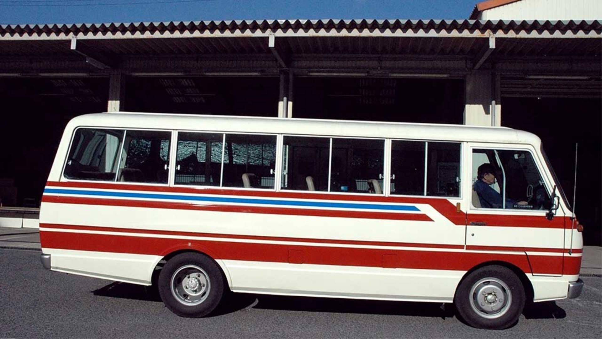 مینی بوس پارک وی روتاری مزدا