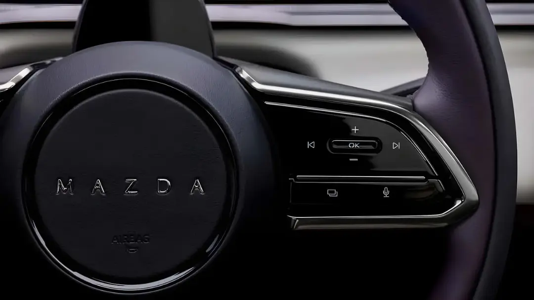 نمای نزدیک از دکمه‌های کنترل فرمان خودروی مزدا (Mazda)