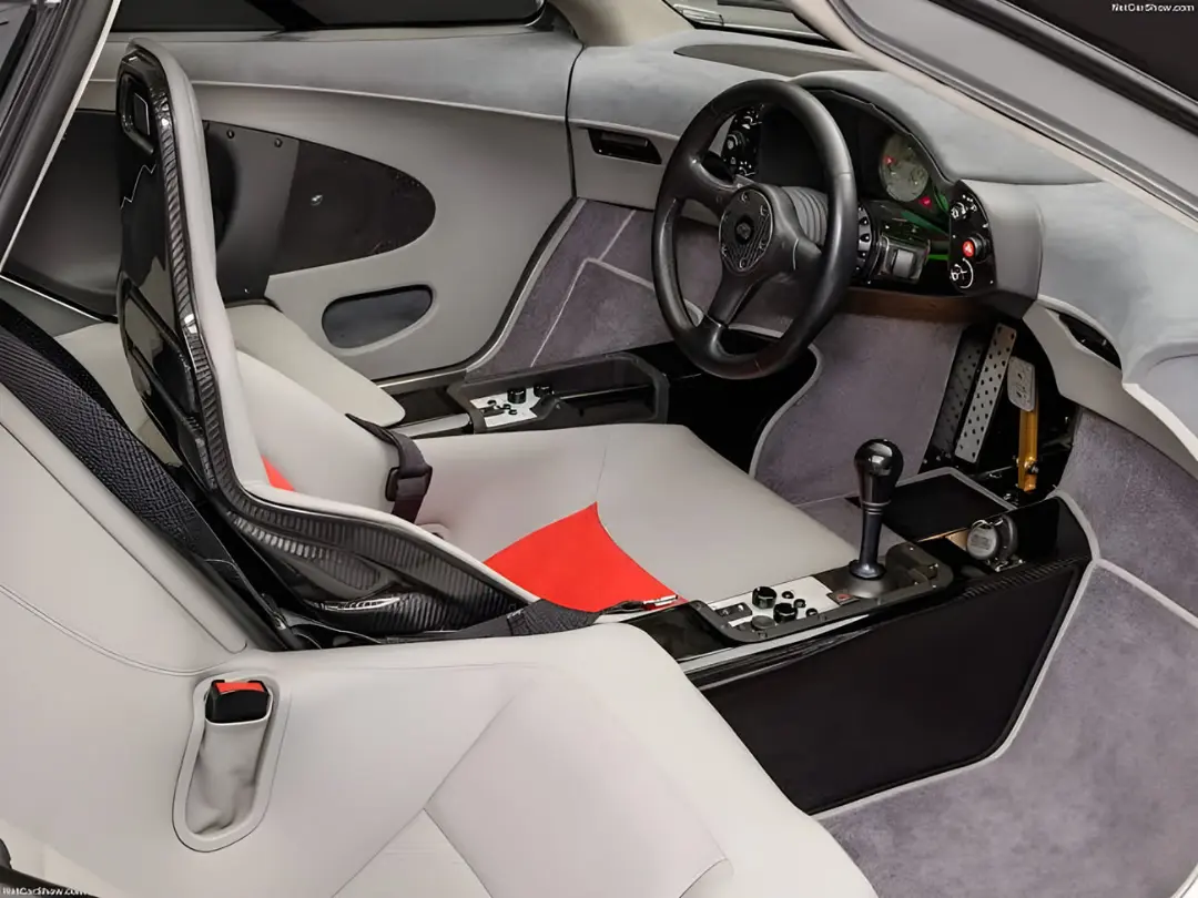 کابین راننده و صندلی‌های خودروی افسانه‌ای مک‌لارن (McLaren F1) با طراحی مرکزی