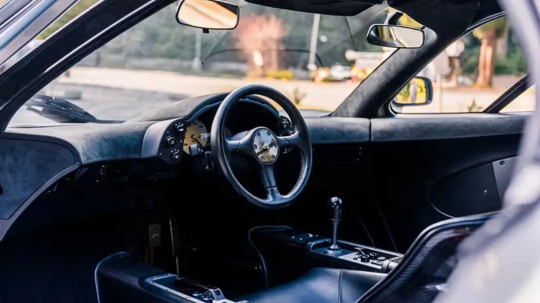 کابین راننده و فرمان خودروی افسانه‌ای مک‌لارن (McLaren F1) با طراحی مرکزی