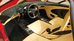 کابین خودروی افسانه‌ای مک‌لارن (McLaren F1) با صندلی‌های چرمی کرم‌رنگ