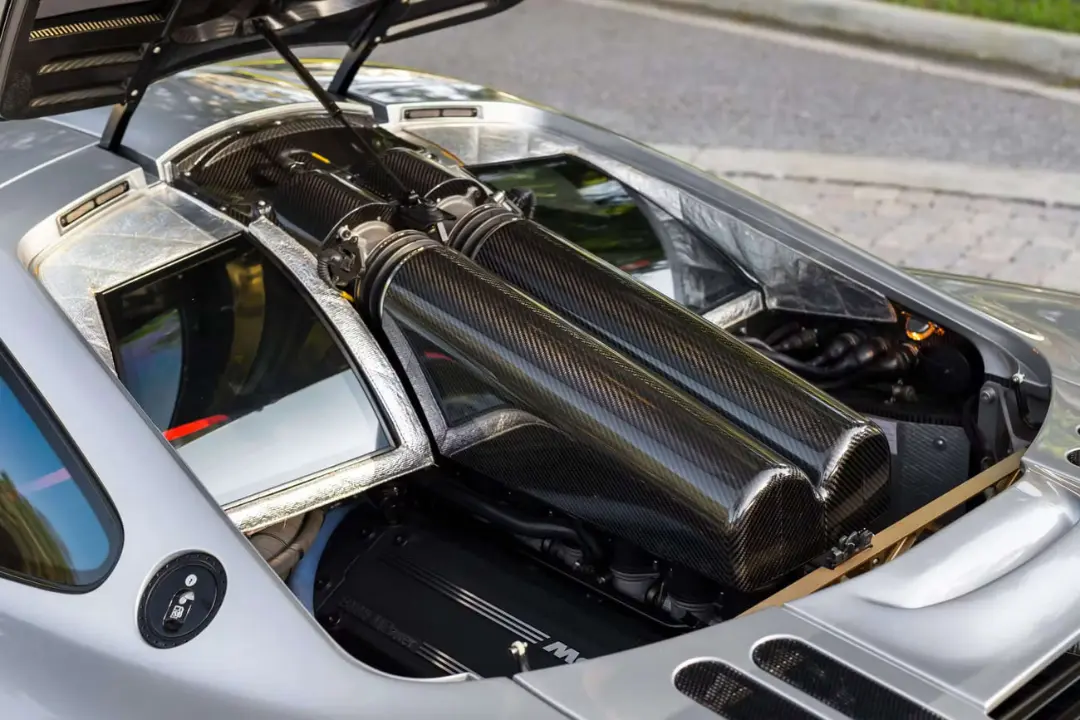 محفظه موتور پوشیده شده با طلا در خودروی مک‌لارن (McLaren) F1