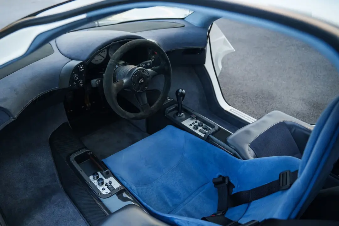 کابین خودروی افسانه‌ای مک‌لارن (McLaren F1) با صندلی آبی و طراحی مرکزی