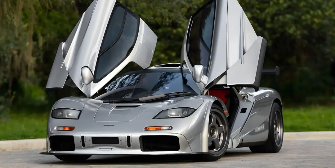 خودرو مک‌لارن F1 (McLaren F1) نقره‌ای با درهای بال‌مانند باز شده