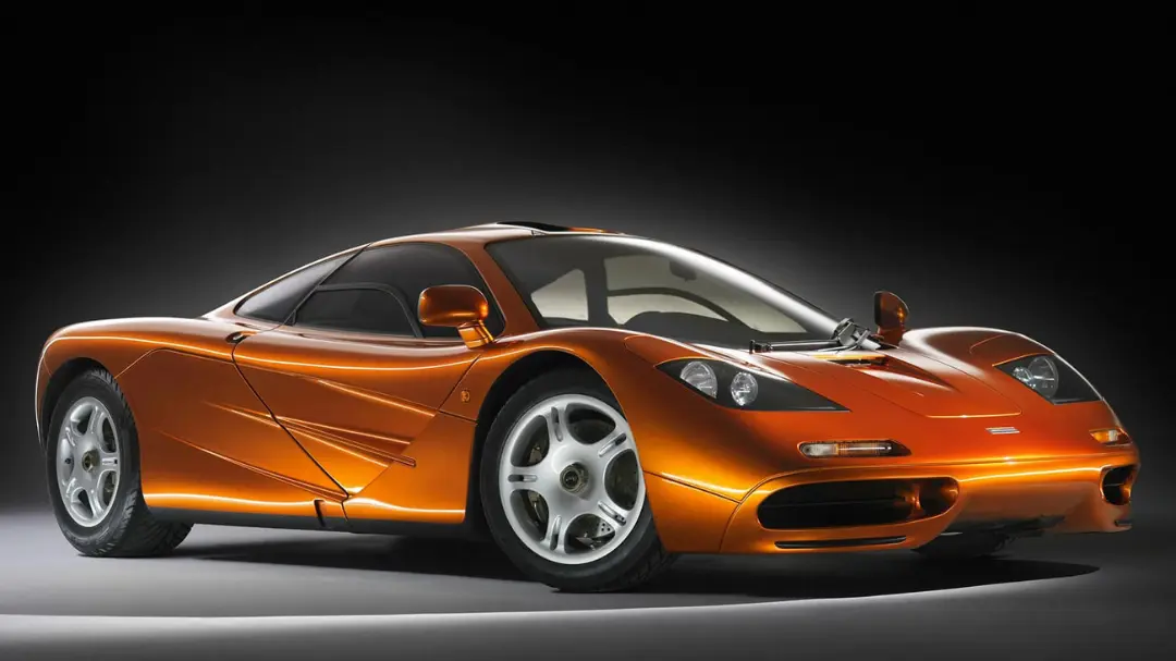 خودرو مک‌لارن F1 (McLaren F1) با بدنه نارنجی در استودیو