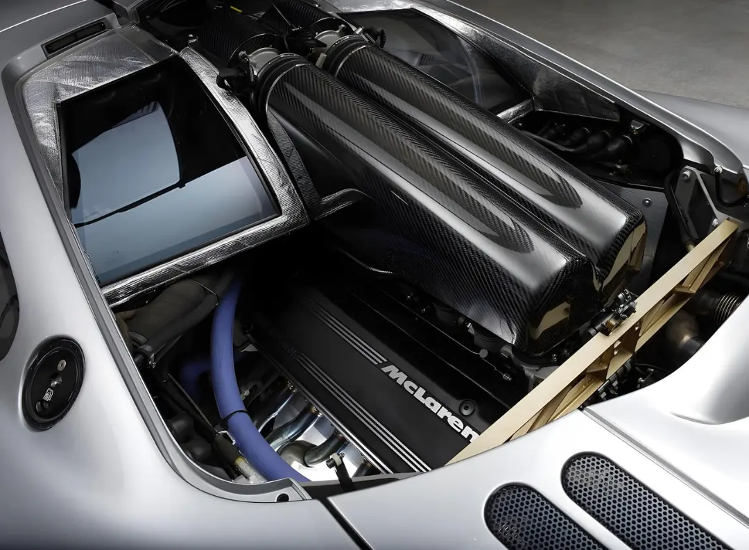 موتور V12 (BMW S70/2) با پوشش فیبر کربن در خودروی McLaren F1