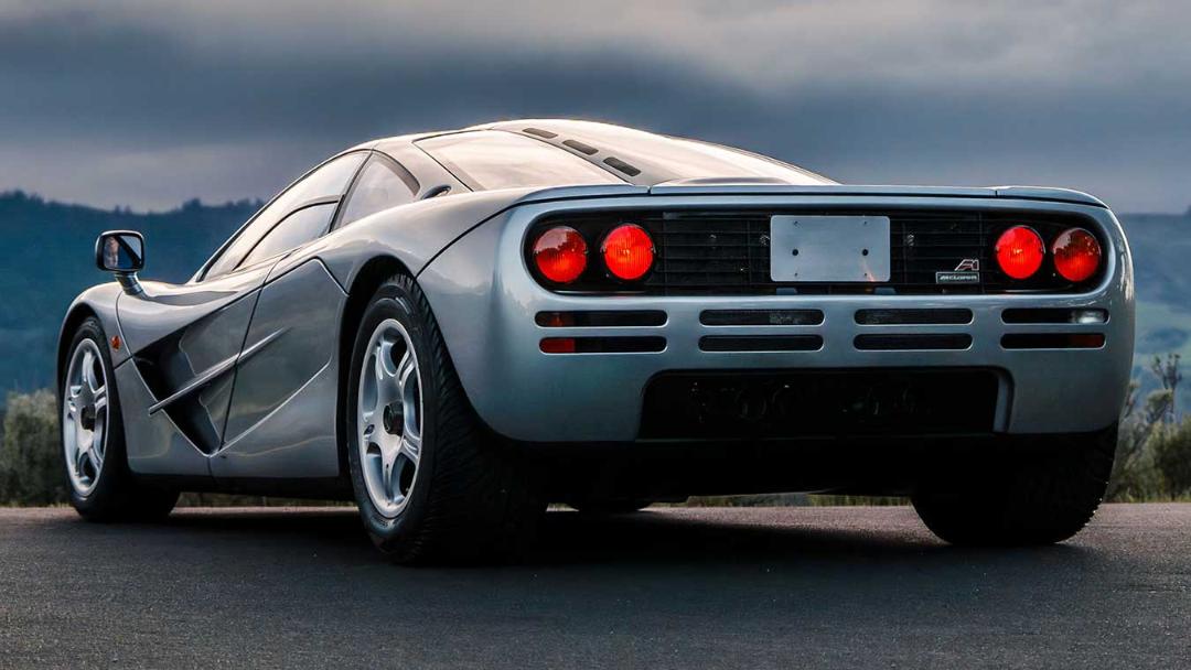 نمای عقب خودروی افسانه‌ای مک‌لارن (McLaren F1) با چراغ‌های دوقلو