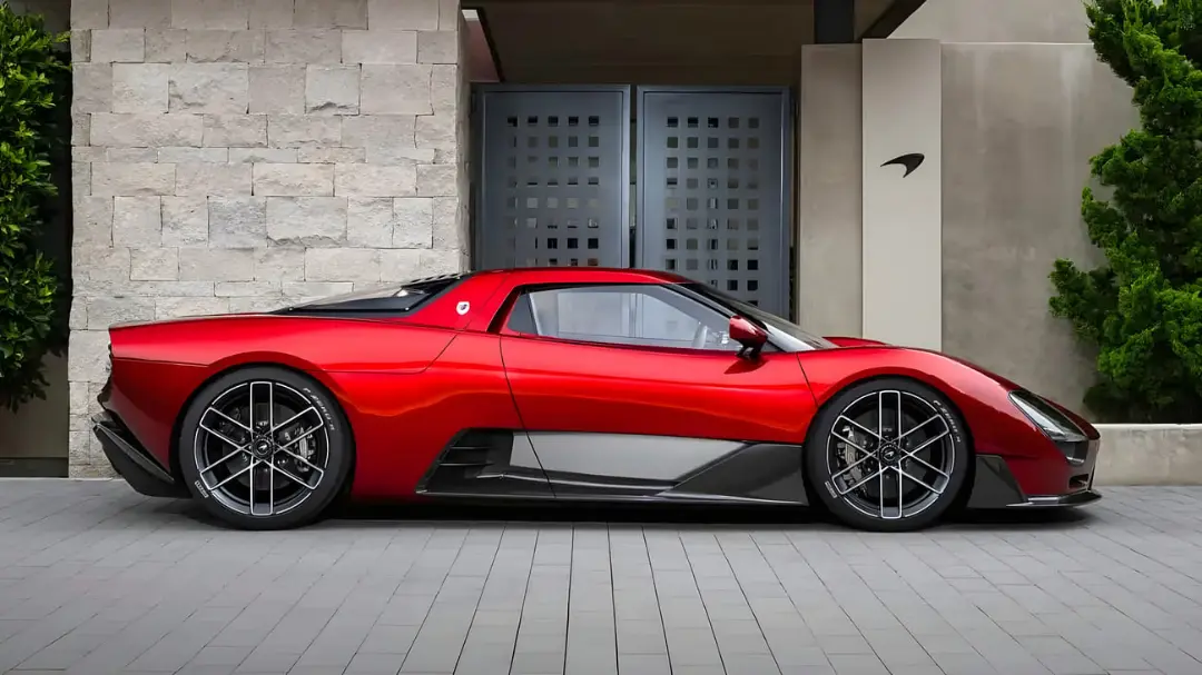 خودرو سوپراسپرت مک‌لارن (McLaren) McL 6GT با رنگ قرمز در نمای جانبی