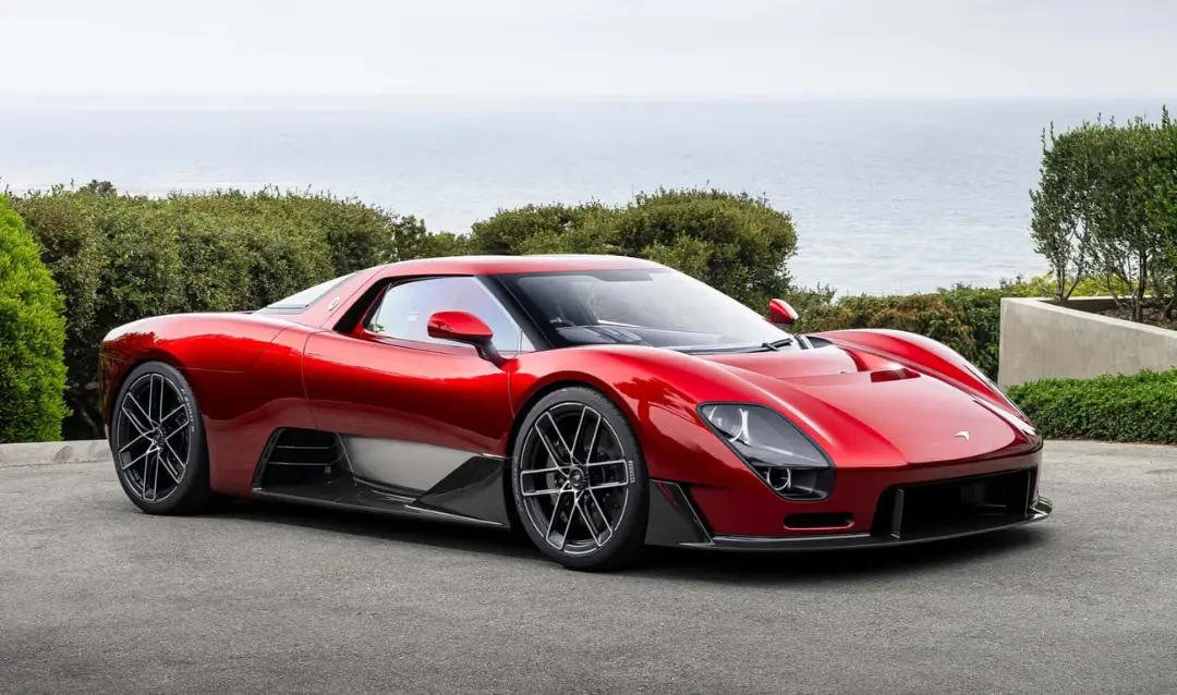خودروی سوپراسپرت مک‌لارن (McLaren) مدل McL 6GT با رنگ قرمز در فضای باز