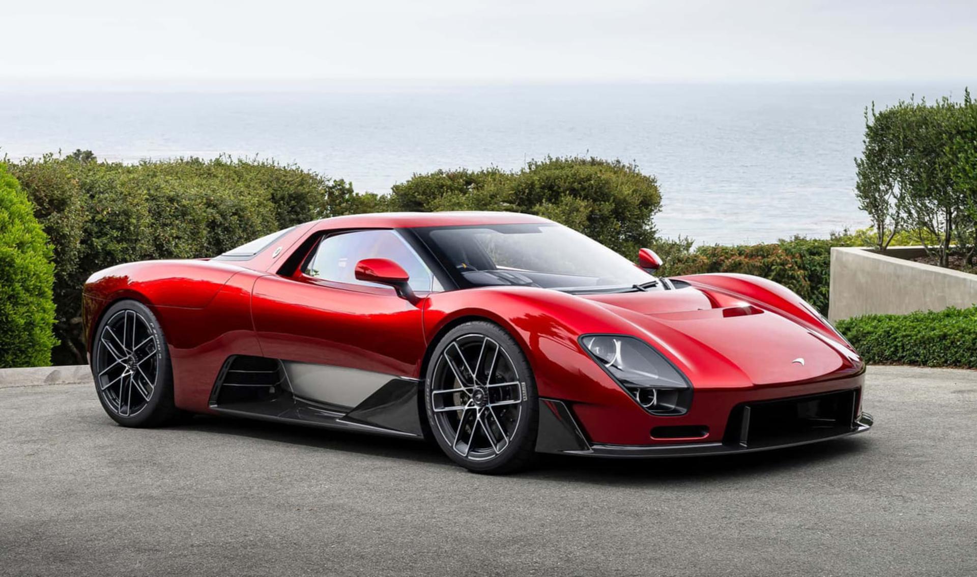 خودروی سوپراسپرت مک‌لارن (McLaren) مدل McL 6GT با رنگ قرمز در فضای باز
