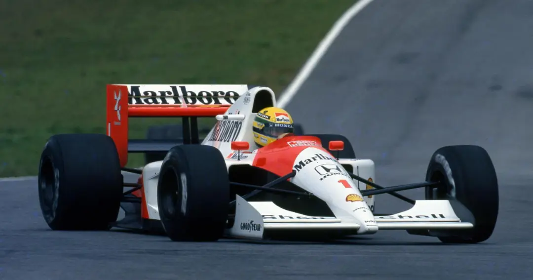 خودروی فرمول یک مک‌لارن (McLaren MP4/6) با موتور هوندا در حال حرکت در پیست مسابقه