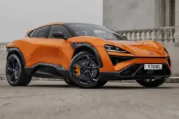 شاسی‌بلند نارنجی مک‌لارن (McLaren) با طراحی اسپرت و بدنه آیرودینامیک