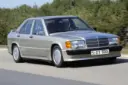خودروی نقره‌ای مرسدس بنز (Mercedes-Benz) مدل 190E در حال حرکت در جاده