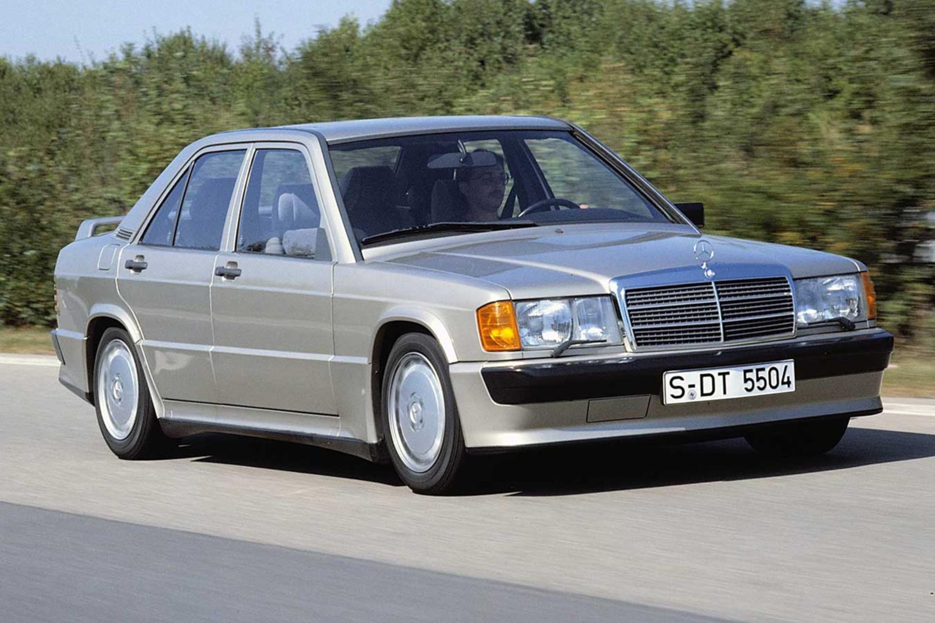 خودروی نقره‌ای مرسدس بنز (Mercedes-Benz) مدل 190E در حال حرکت در جاده