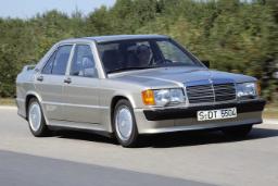 خودروی نقره‌ای مرسدس بنز (Mercedes-Benz) مدل 190E در حال حرکت در جاده