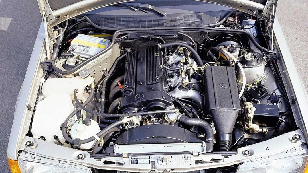 موتور تقویت‌شده کاسورث (Cosworth) در کاپوت خودروی مرسدس بنز 190E
