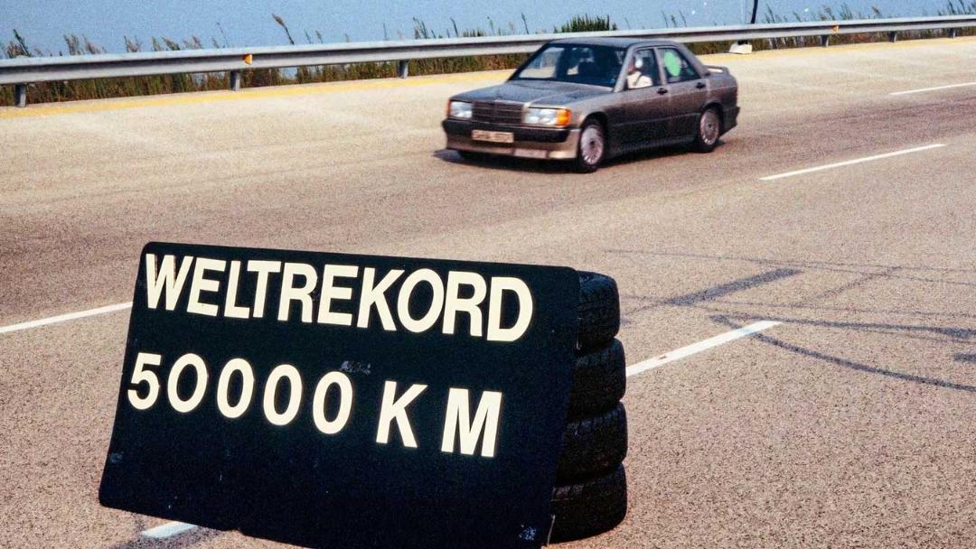 خودروی مرسدس بنز (Mercedes-Benz) 190E در حال حرکت در پیست ناردو