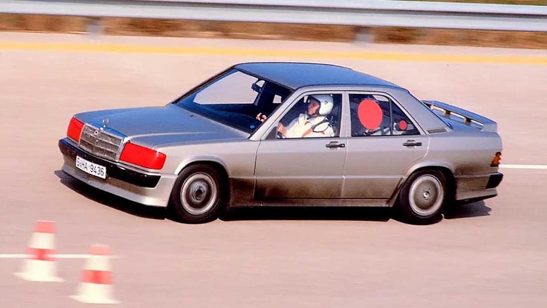 خودروی مرسدس بنز 190E (Mercedes-Benz 190E) در حال حرکت در پیست آزمون استقامت