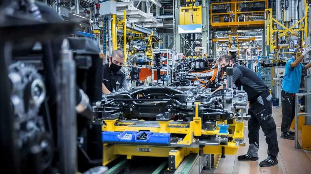 قطعات بدنه و موتور خودرو در خط تولید مرسدس بنز (Mercedes-Benz)