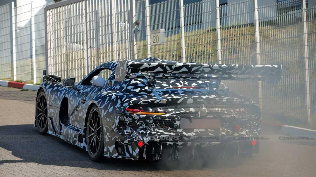 خودرو مرسدس AMG GT بلک سریز (Mercedes-AMG GT Black Series) با پوشش استتار در پیست مسابقه