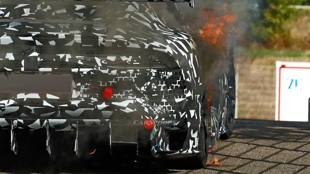 خودروی مرسدس AMG GT (Mercedes-AMG GT) با پوشش استتیک در حال آتش گرفتن
