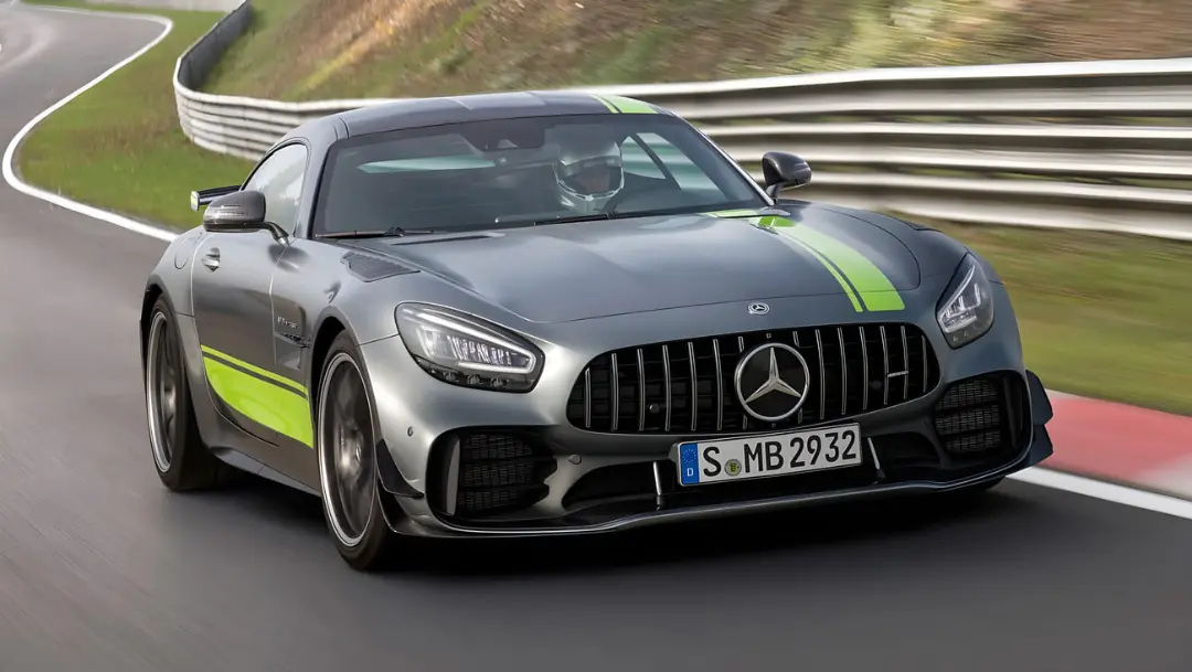 خودرو مرسدس AMG GT R Pro (Mercedes-AMG GT R Pro) در حال حرکت در پیست مسابقه