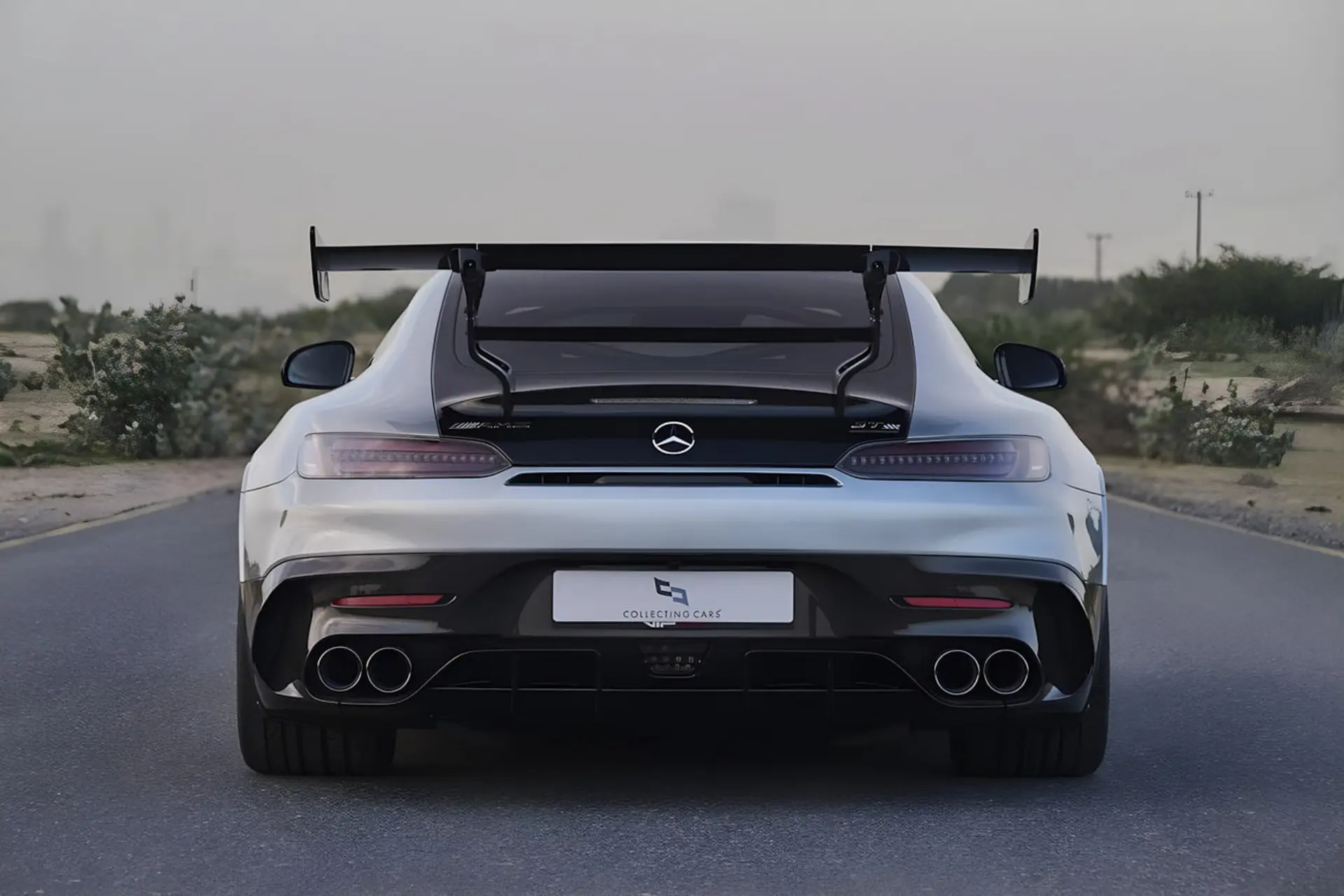 مرسدس بنز AMG GT R (Mercedes-AMG GT R) با بال عقب بزرگ در جاده