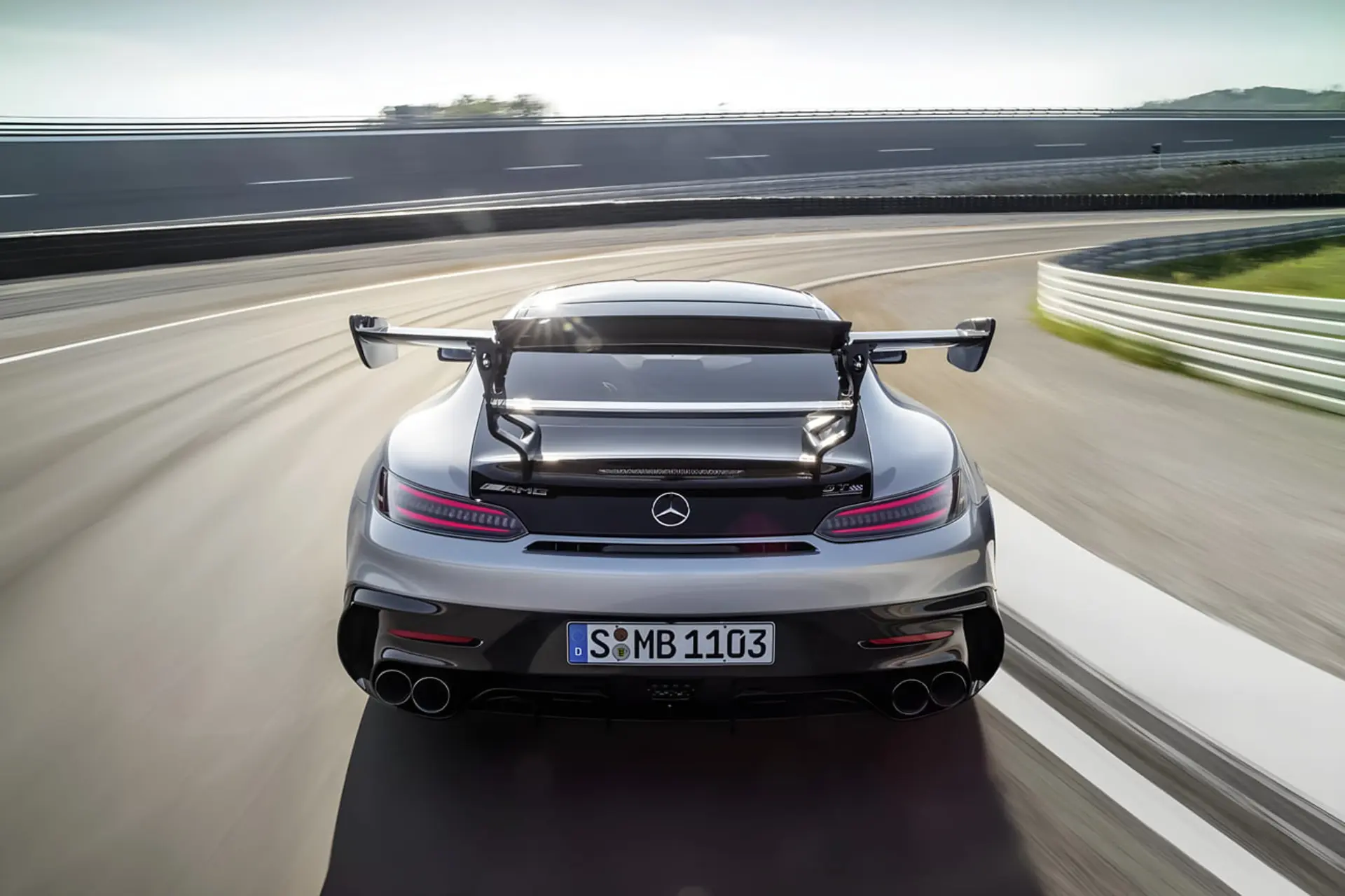 بال عقب بزرگ خودروی مرسدس بنز (Mercedes-Benz) در حال حرکت در پیست