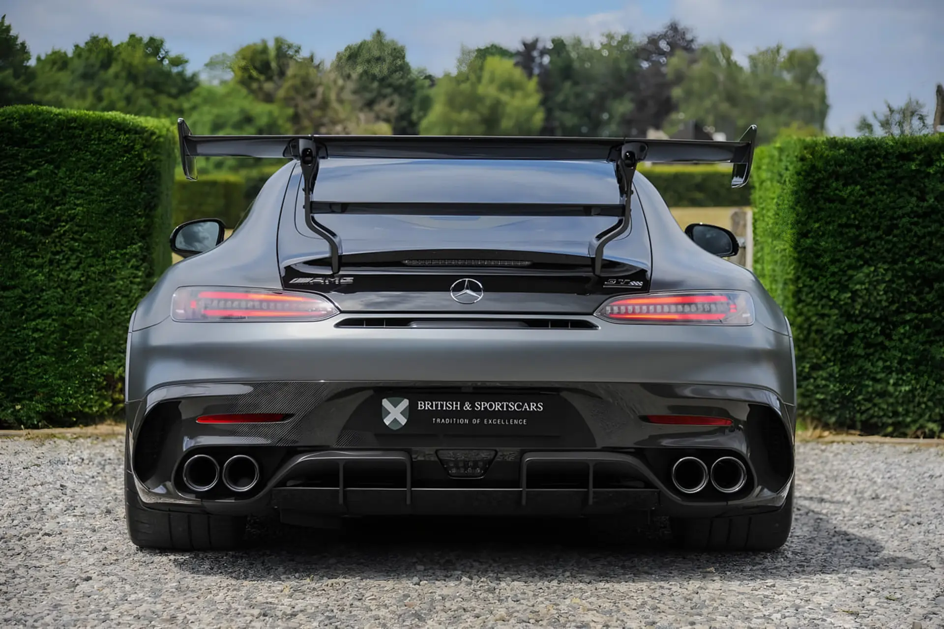 بال عقب بزرگ خودروی مرسدس بنز (Mercedes-Benz) مدل AMG GT R در نمای عقب