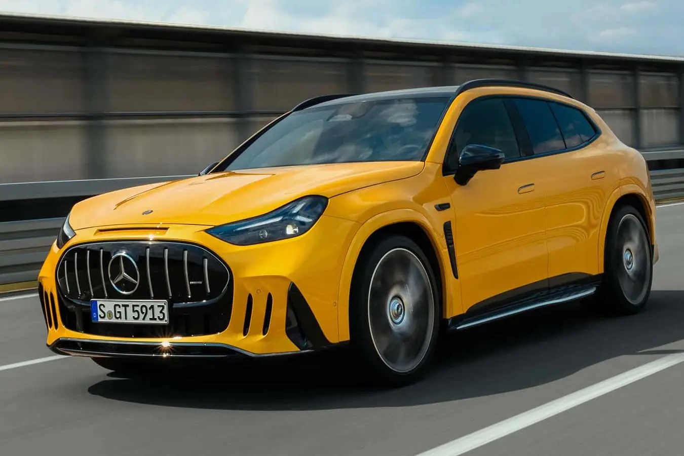 مرسدس AMG GT SUV زرد رنگ در حال حرکت نمای جلو