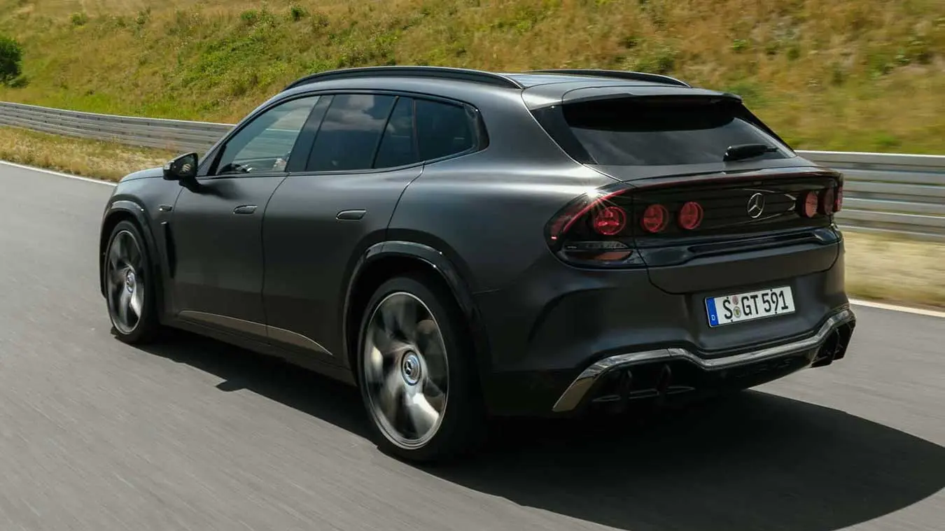 مرسدس AMG GT SUV مشکی رنگ در حال حرکت نمای عقب