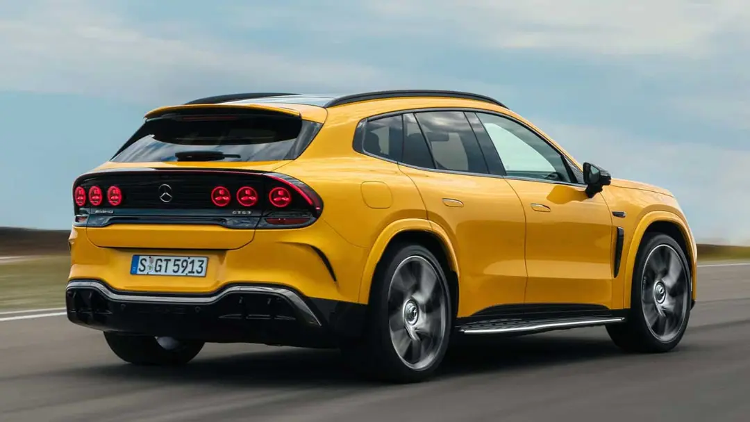 مرسدس AMG GT SUV زرد رنگ در حال حرکت نمای عقب 