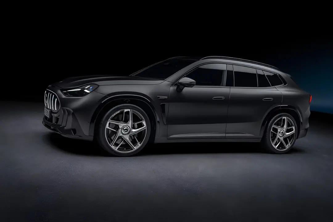 خودرو مرسدس AMG GT SUV (Mercedes-AMG GT SUV) با رنگ مشکی مات در استودیو