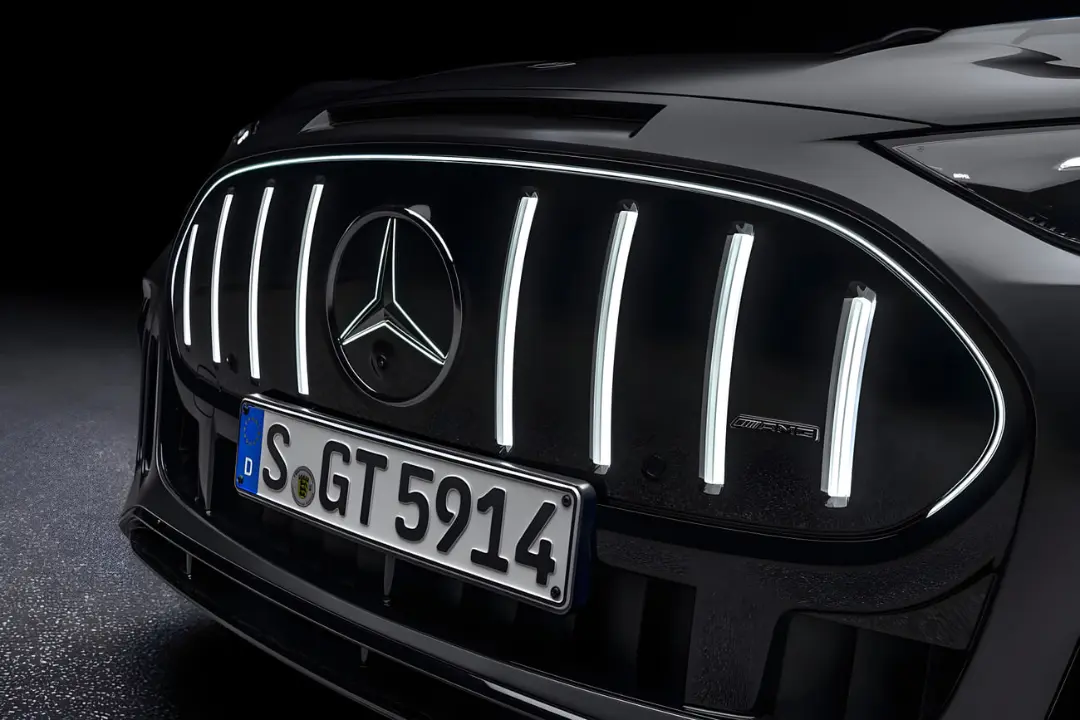 شبکه جلو و نشان مرسدس (Mercedes) در خودروی برقی AMG GT SUV