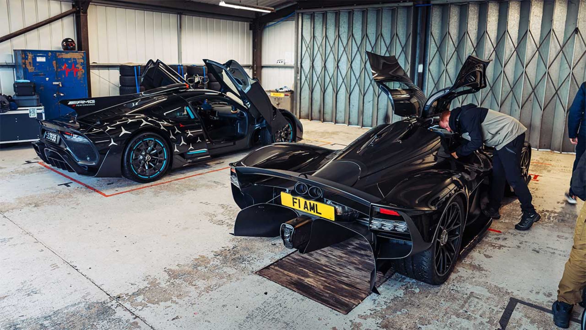 مرسدس AMG One در برابر آستون‌مارتین والکری