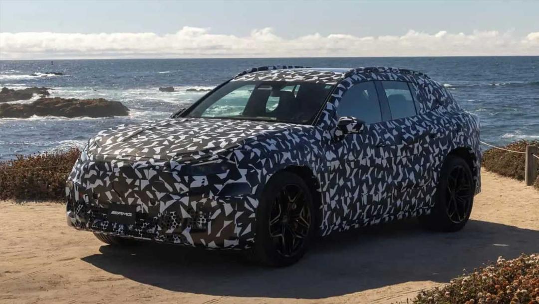 شاسی‌بلند برقی مرسدس AMG (Mercedes-AMG) با پوشش استتاری در کنار ساحل