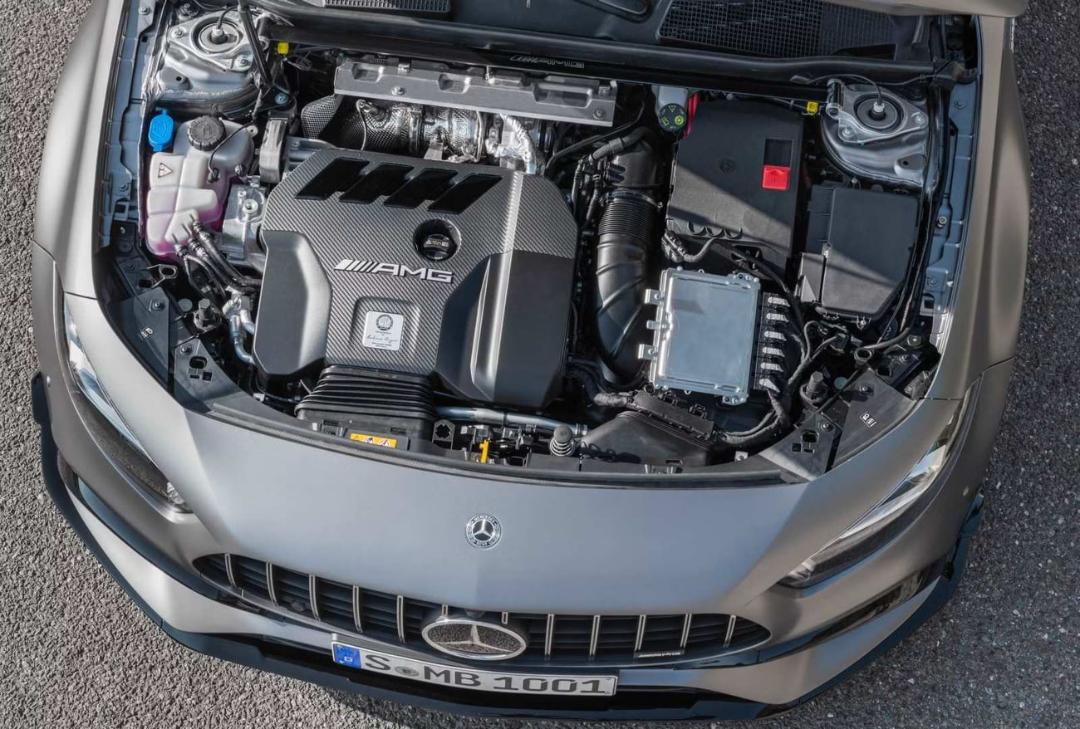 موتور V6 (V6 Engine) با پوشش AMG در محفظه موتور خودروی مرسدس بنز