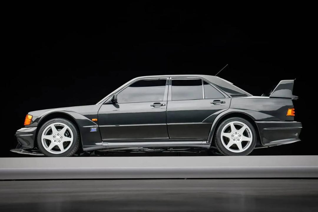 خودروی کلاسیک مرسدس بنز (Mercedes-Benz) مدل 190E 2.5 Evo II با رنگ تیره