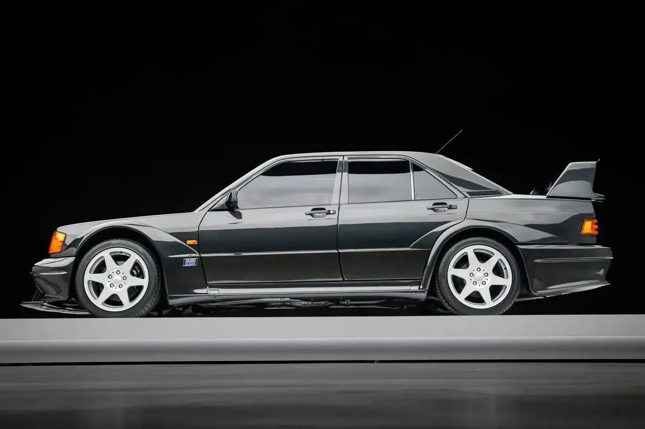 خودروی کلاسیک مرسدس بنز (Mercedes-Benz) مدل 190E 2.5 Evo II با رنگ تیره