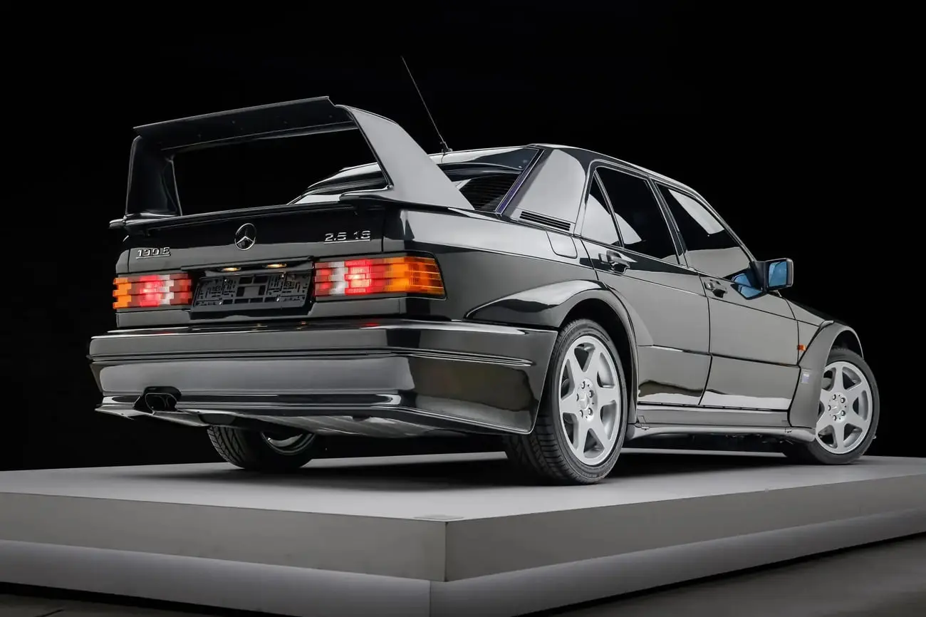 خودروی کلاسیک مرسدس بنز (Mercedes-Benz) مدل 190E 2.5 Evo II با بال عقب بزرگ