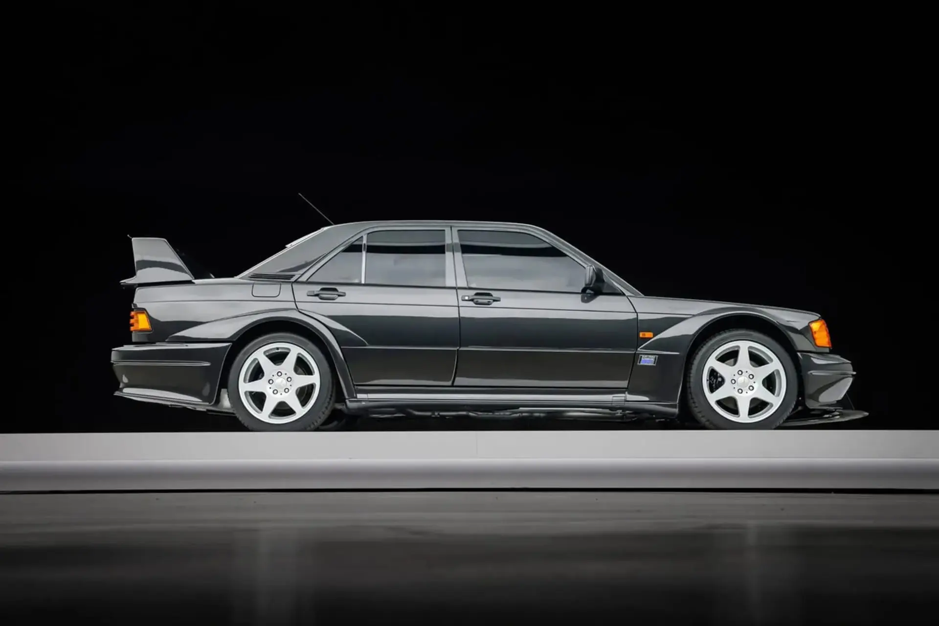 خودروی کلاسیک مرسدس بنز (Mercedes-Benz) مدل 190E 2.5 Evo II با بدنه خاکستری