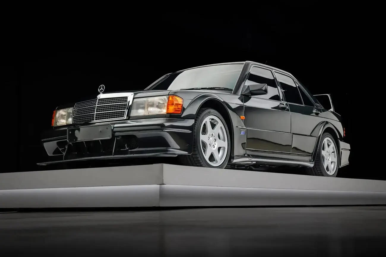 خودروی کلاسیک مرسدس بنز 190E 2.5 Evo II (Mercedes-Benz 190E) با بدنه مشکی