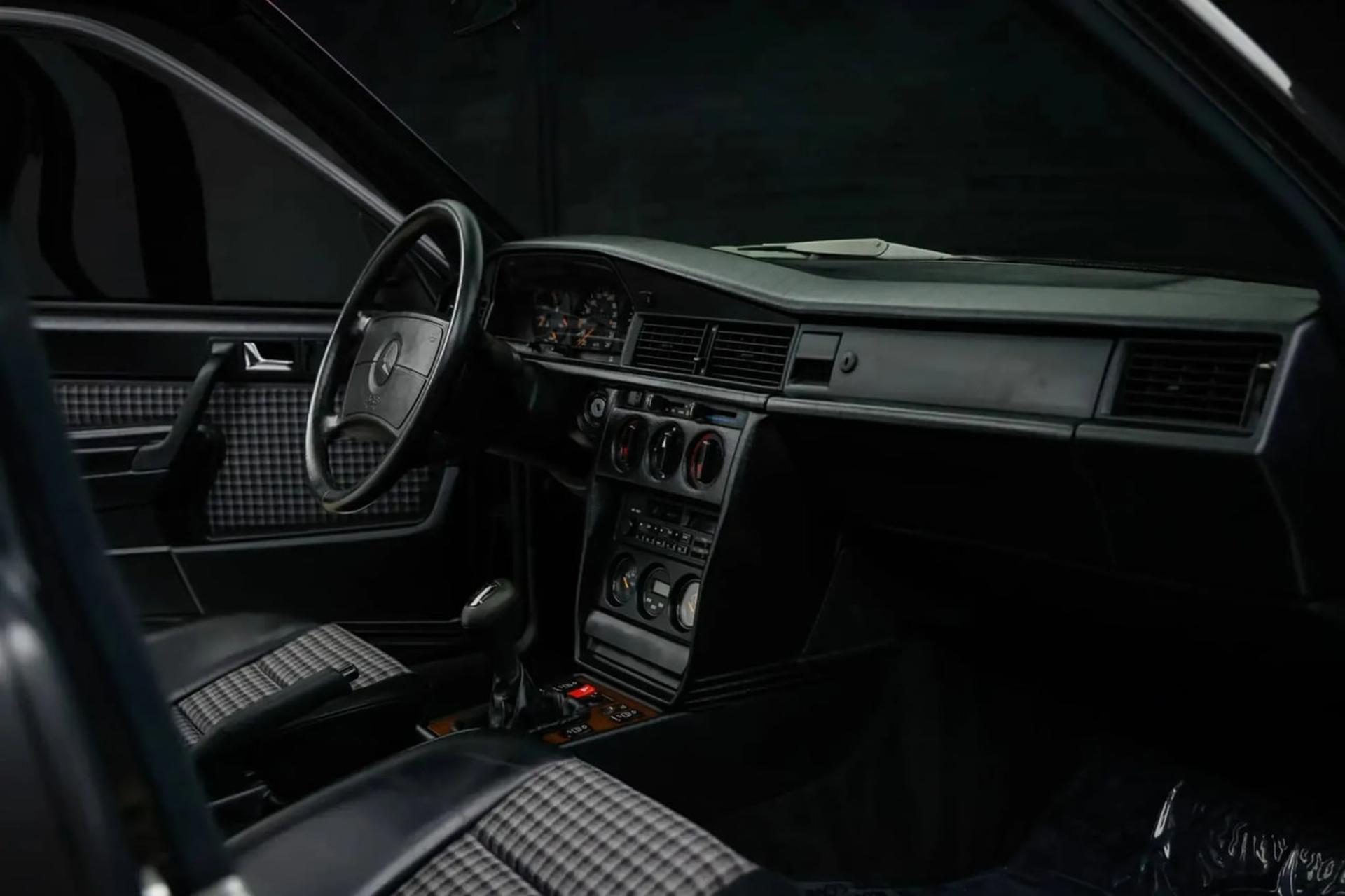 داشبورد و صندلی‌های کلاسیک خودروی مرسدس بنز (Mercedes-Benz) 190E 2.5 Evo II