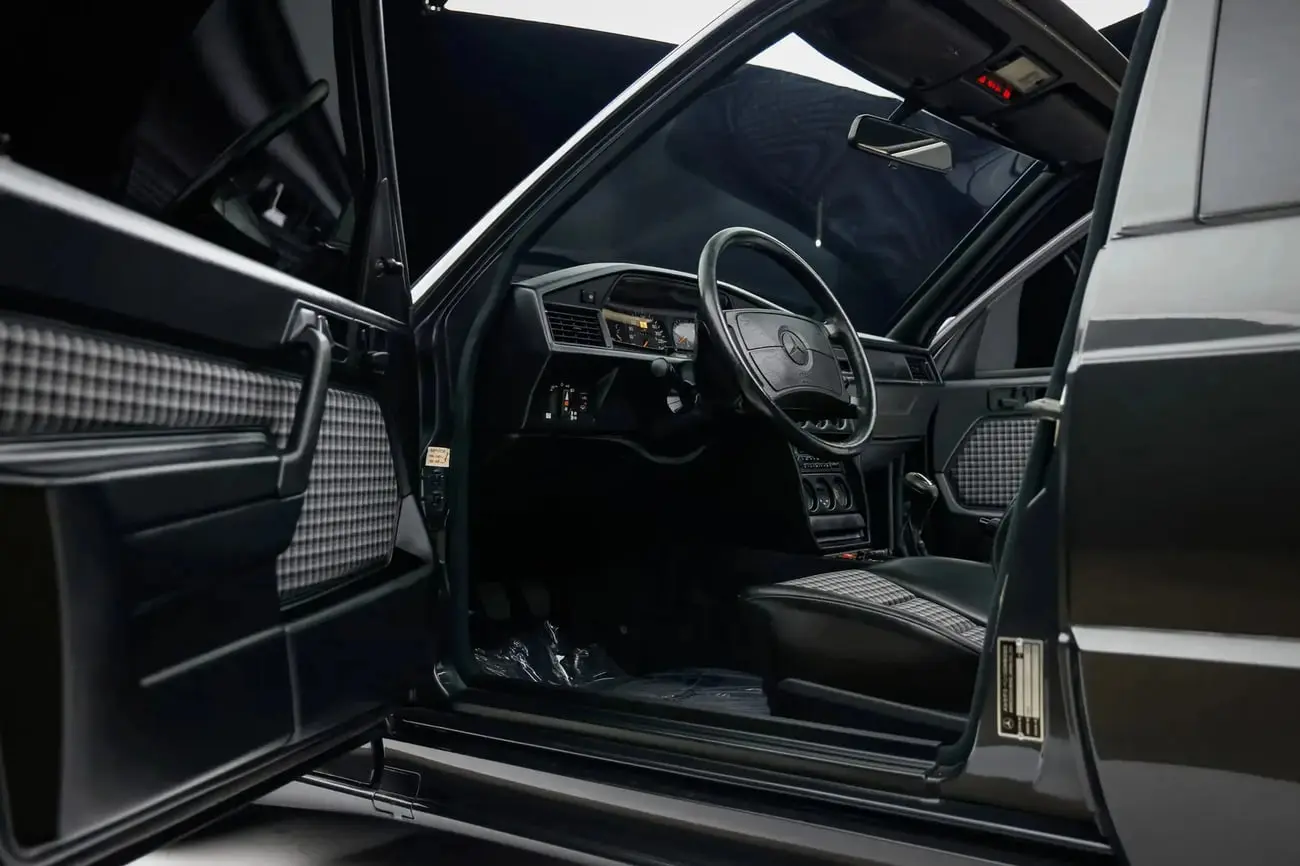 کابین خودروی کلاسیک مرسدس بنز (Mercedes-Benz) 190E 2.5 Evo II با طراحی نوستالژیک