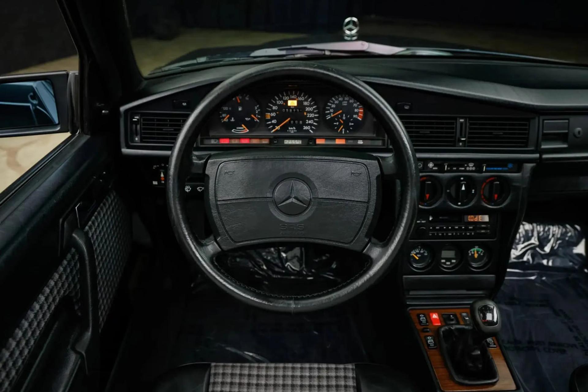 داشبورد و فرمان خودروی کلاسیک مرسدس بنز (Mercedes-Benz) 190E 2.5 Evo II