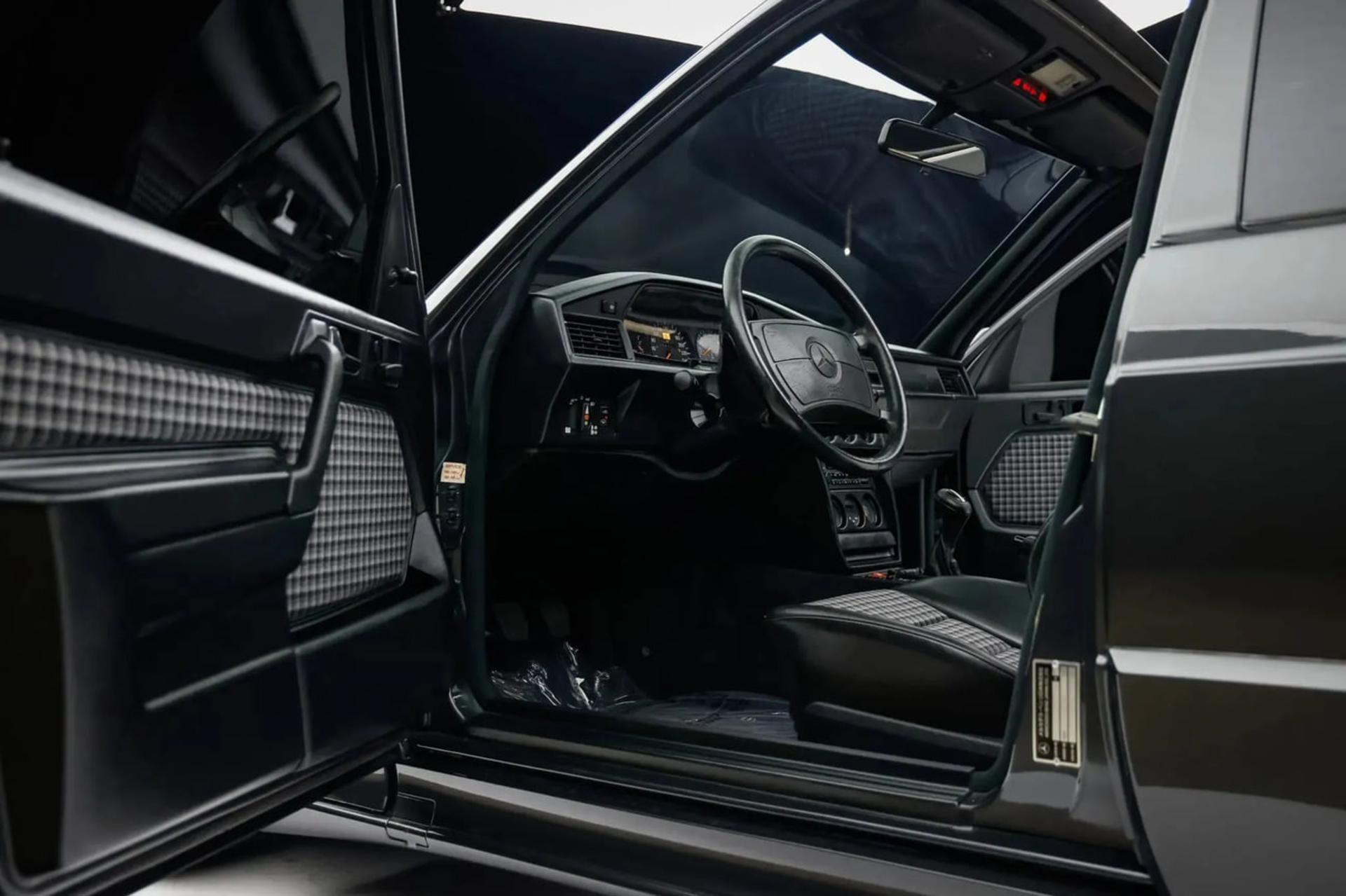 کابین خودروی کلاسیک مرسدس بنز (Mercedes-Benz) 190E 2.5 Evo II با طراحی نوستالژیک