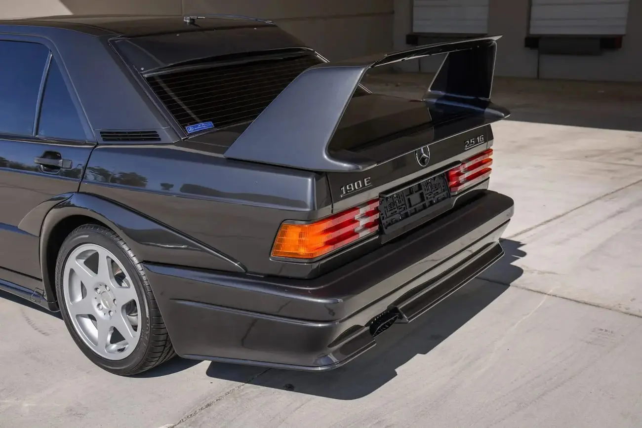 نمای عقب خودروی افسانه‌ای مرسدس بنز (Mercedes-Benz) مدل 190E 2.5 Evo II